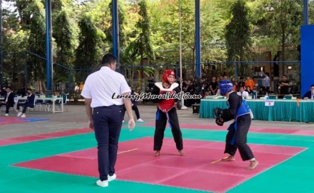 Foto kategori tarung putra M. Umar Fathoni dari Grobogan (merah) menghadapi M. Lintang Terate (biru) dari Pati