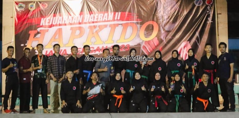 Foto bersama atlet Hapkido Pati beserta official seusai Kejurda II Jateng di SMPN 3 Pati