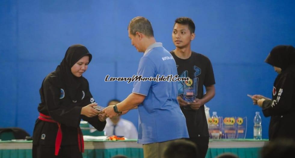 Foto Cancerina Cantika (paling kiri) dari Pati terpilih sebagai best player putri oleh Hariyanto selaku Pengprov Hapkido bid. kepelatihan