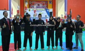 Foto para juara tanding O2SN SMP Kabupaten Pati seusai penerimaan piala