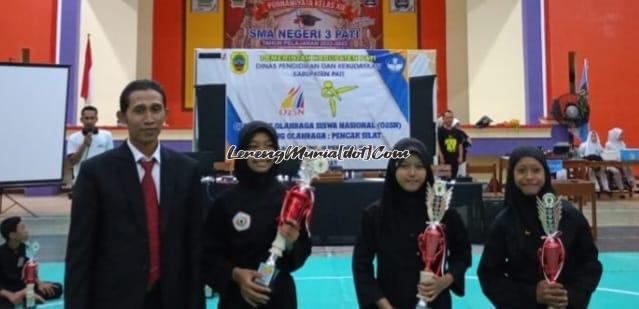 Foto juara tanding putri bersama Andi Praleksono sebagai ketua pertandingan | LERENG MURIA Foto juara tanding putri bersama Andi Praleksono sebagai ketua pertandingan