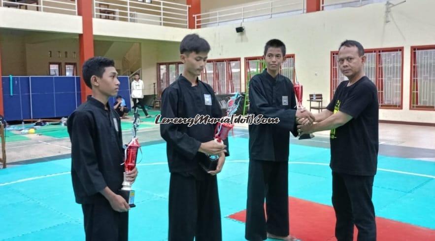 Foto penyerahan piala kepada juara tanding putra oleh Moh. Shodikin selaku Binpres IPSI Pati | LERENG MURIA Foto penyerahan piala kepada juara tanding putra oleh Moh. Shodikin selaku Binpres IPSI Pati