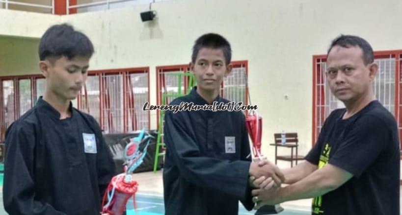 Foto Mochammad Rizky Febrian (tengah) juara 1 kategori tanding putra | LERENG MURIA Foto Mochammad Rizky Febrian (tengah) juara 1 kategori tanding putra