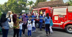 Foto siswa KB Aisyiyah 02 Pati bersiap naik mobil damkar di acara kunjungan