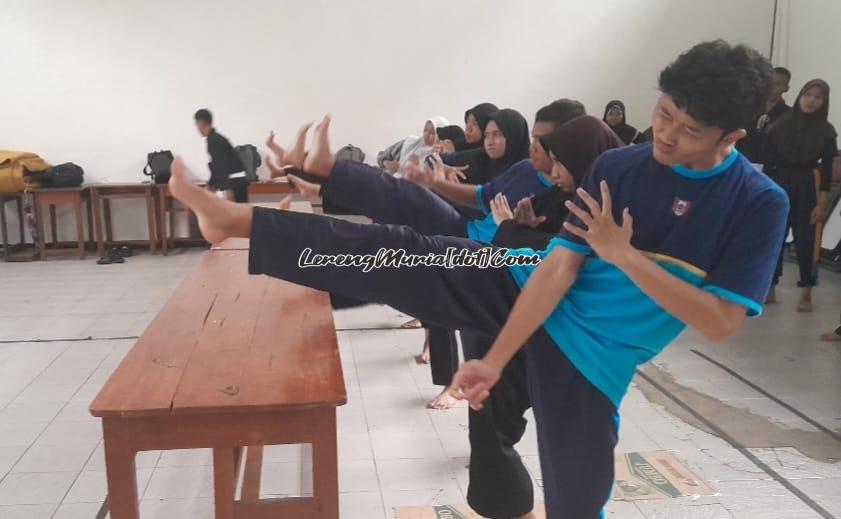 Foto atlet Ikhsan Fadli (kaos biru depan) berlatih tendangan