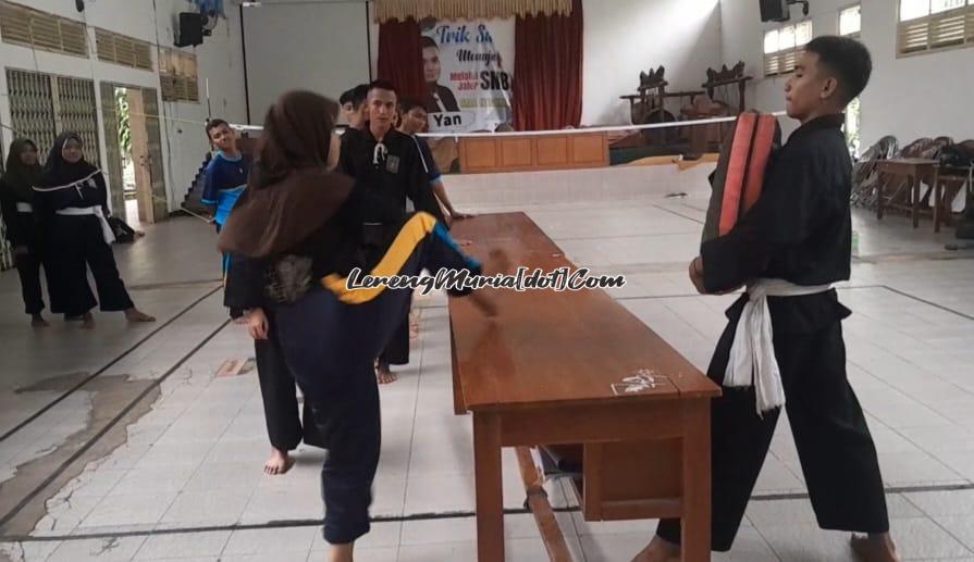 Foto atlet SMAN 1 Pati Jesicca Erliana (berkerudung) sedang berlatih tendangan