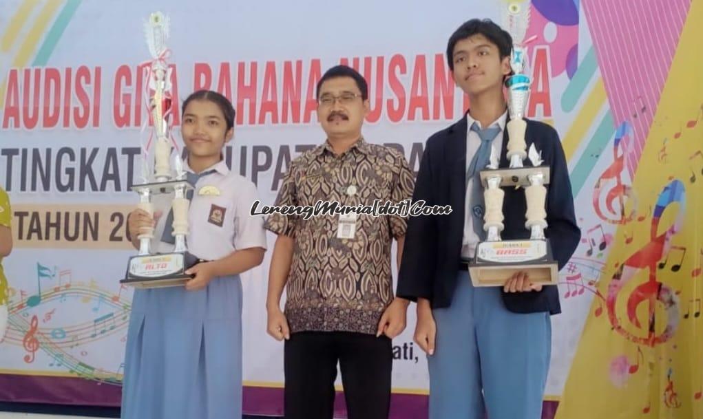 Foto siswa berprestasi di bidang seni vokal bersama Ahmadi, M.Pd.(tengah) sebagai guru pembimbing
