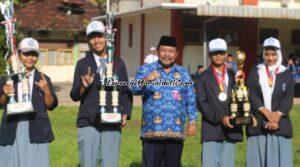 Foto bersama siswa berprestasi dengan Kepala SMAN 3 Pati Suhartono, S.Pd., M.Pd., M.Si. (tengah) dalam upacara Harkitnas 2023