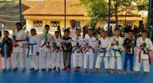 Foto bersama juara O2SN SD Kabupaten Pati cabor karate dengan ketua panitia