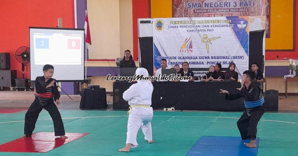 Foto final tanding putra Akbar Karunia (merah) dari Pati menghadapi Aditya Qomarul (merah) dari Tambakromo | LERENG MURIA Foto final tanding putra Akbar Karunia (merah) dari Pati menghadapi Aditya Qomarul (merah) dari Tambakromo