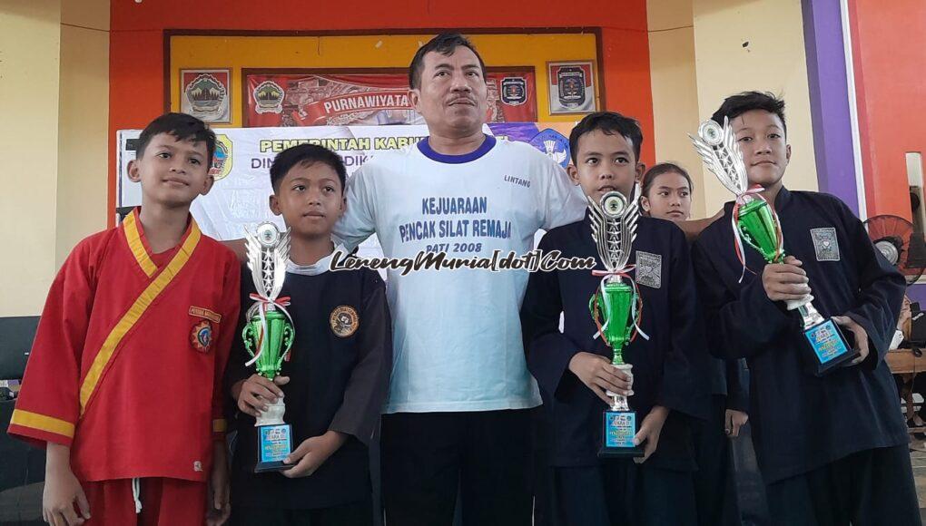 Foto para juara tanding putra seusai penyerahan piala | LERENG MURIA Foto para juara tanding putra seusai penyerahan piala
