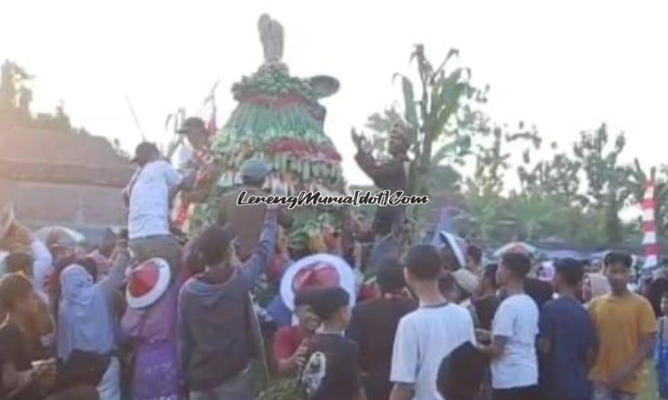 Foto gunungan  yang diperebutkan warga setelah didoani ulama setempat