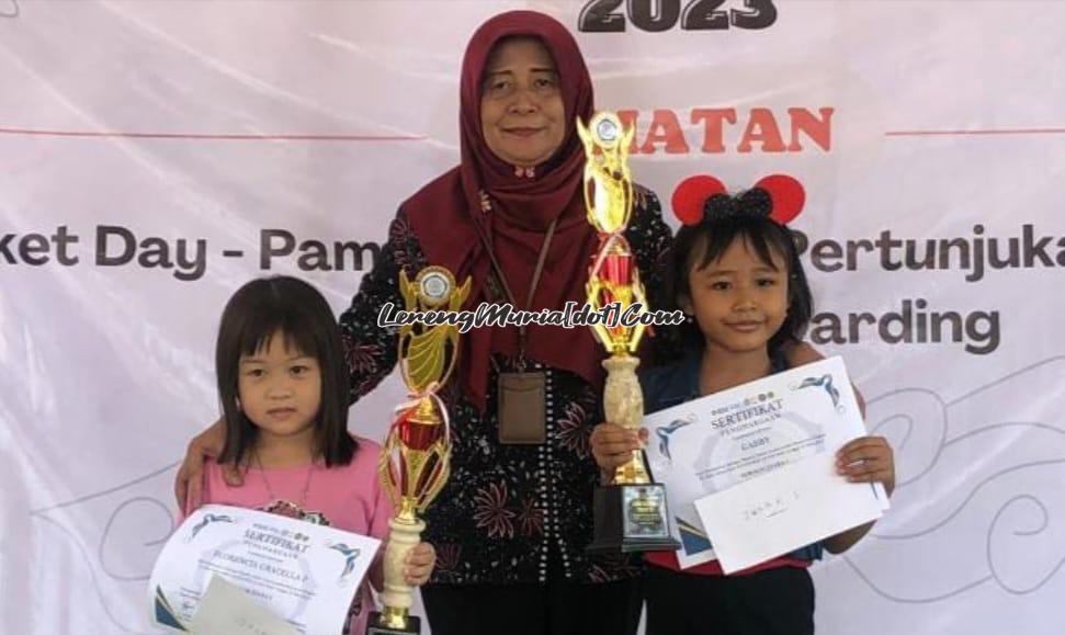 Foto Sri Astuti, S.Pd. Kepala SDN Kutoharjo 02 Pati bersama pemenang lomba mewarnai