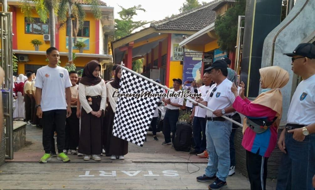 Foto acara jalan santai yang dibuka oleh Kadisdikbud Pati Winarto,S.Pd., M.Hum.(pegang bendera)