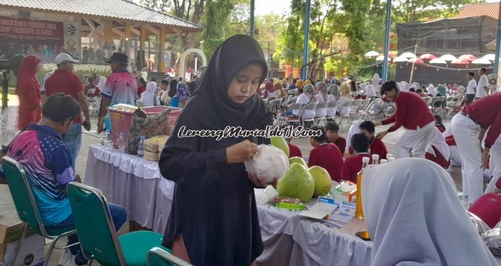 Foto penjaga stand sedang mengupas jeruk pamelo Bageng