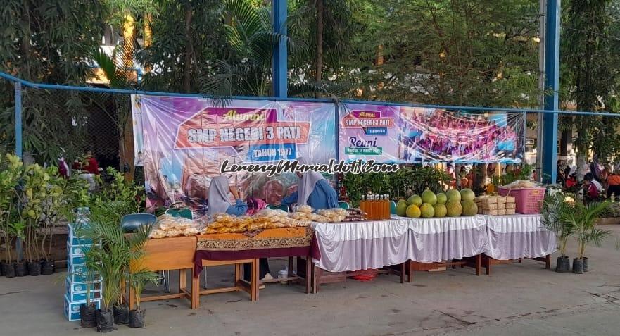 Foto oleh-oleh khas Gembong buka stand yang dikelola Alumni Angkatan 1977