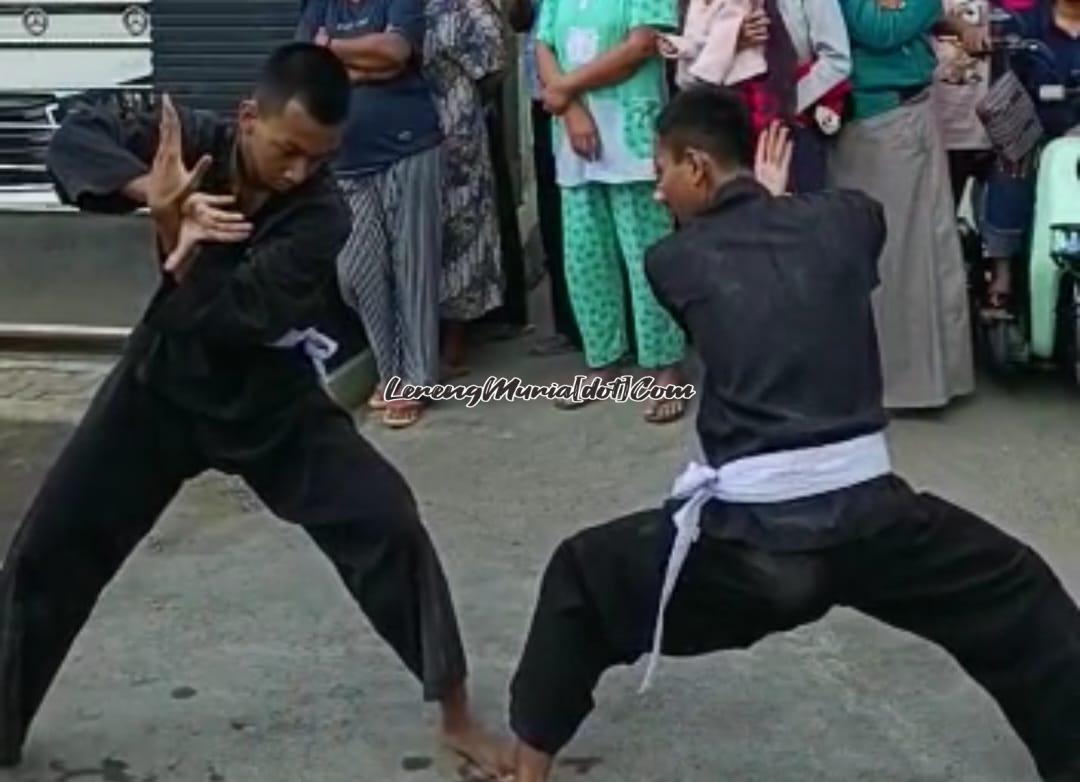 Foto penampilan seni ganda putra oleh siswa sabuk putih SH Terate