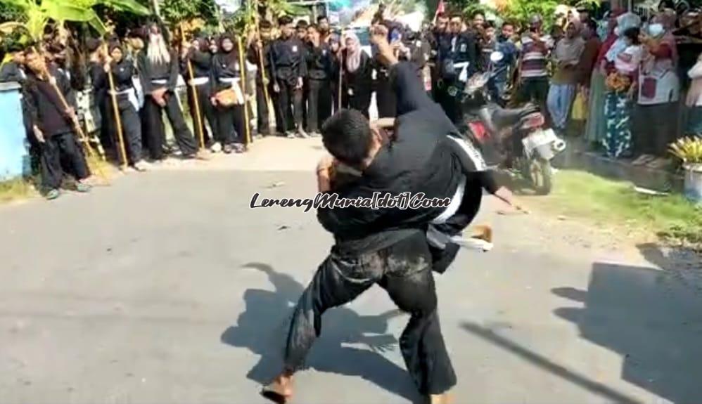 Foto atraksi guntingan leher seni ganda putra oleh pelatih SH Terate