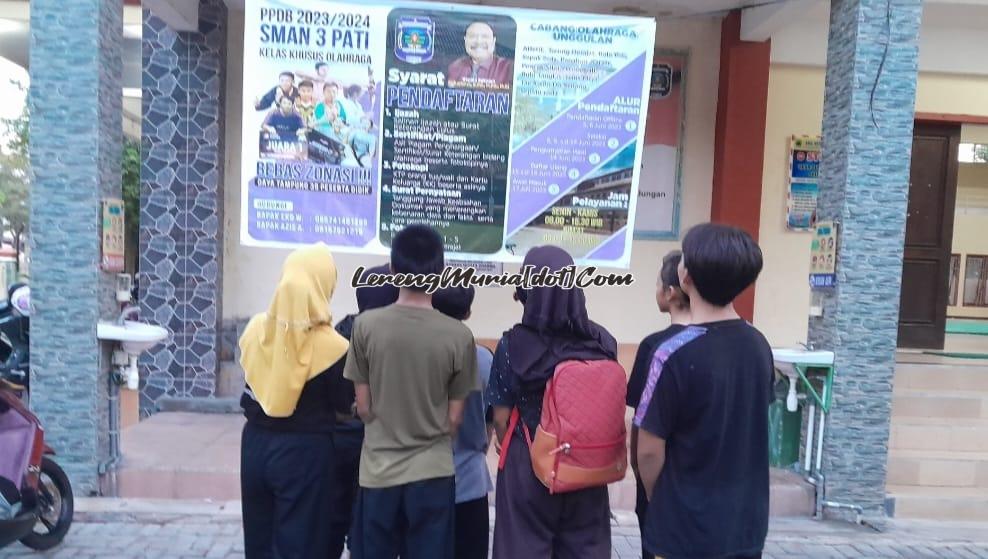 Foto masyarakat sedang membaca banner KKO SMAN 3 Pati