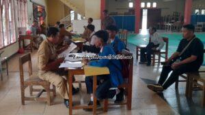 Foto petugas pendaftaran KKO SMAN 3 Pati sedang memeriksa berkas pendafar