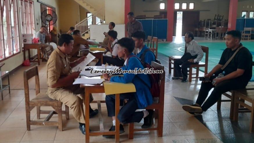 Foto petugas pendaftaran KKO SMAN 3 Pati sedang memeriksa berkas pendafar