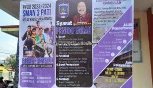 Foto banner KKO SMAN 3 Pati dipasang depan auditorium tempat pendaftaran