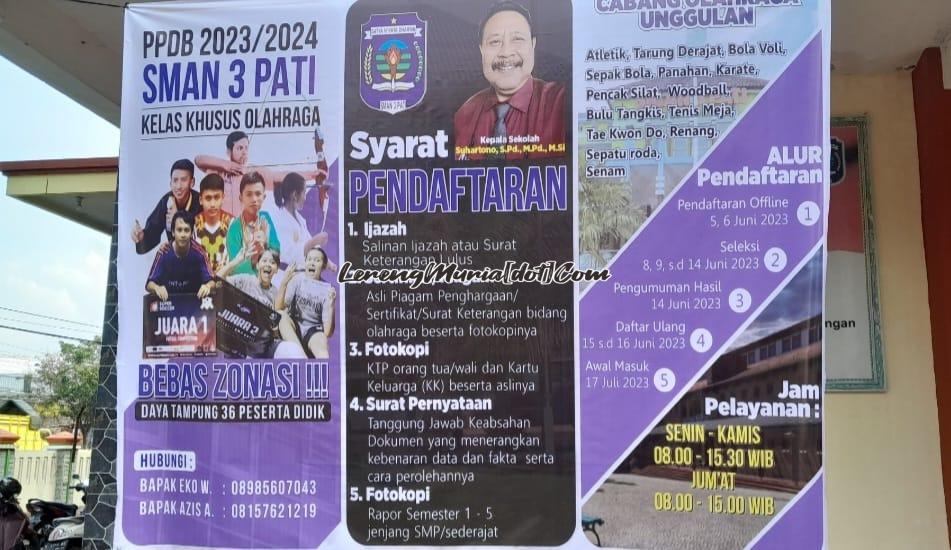 Foto banner KKO SMAN 3 Pati dipasang depan auditorium tempat pendaftaran