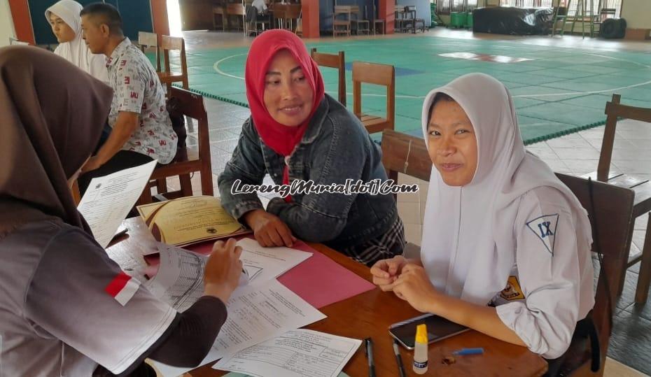 Foto salah satu siswa pendaftar KKO bersama orang tua