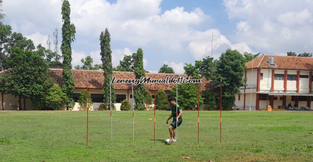 Foto tes bakat sepak bola di Lapangan  Gelora Bhakti Darma SMAN 3 Pati