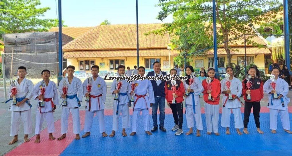 Foto juara karate O2SN SMPN Kabupaten Pati bersama panitia