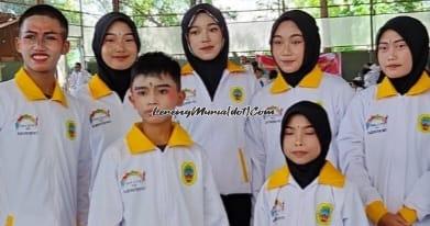 Foto juara tunggal putra Hanif Iqbal (depan kiri) dan tunggal putri Jihan Alda (depan kanan)