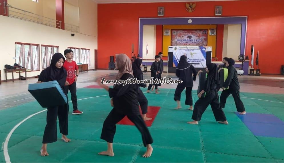 Foto tes ketahanan serangan cabang pencak silat