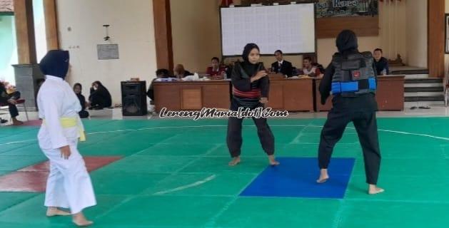 Foto altet kategori tanding putri sedang bersaing dalam O2SN Kabupaten Pati