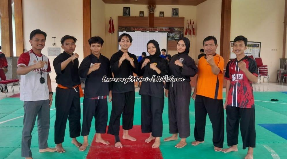 Foto juara 1 tanding putra Damar Daroini (4 dari kiri) dan tanding putri Dinov Nur Ranita (3 dari kanan)