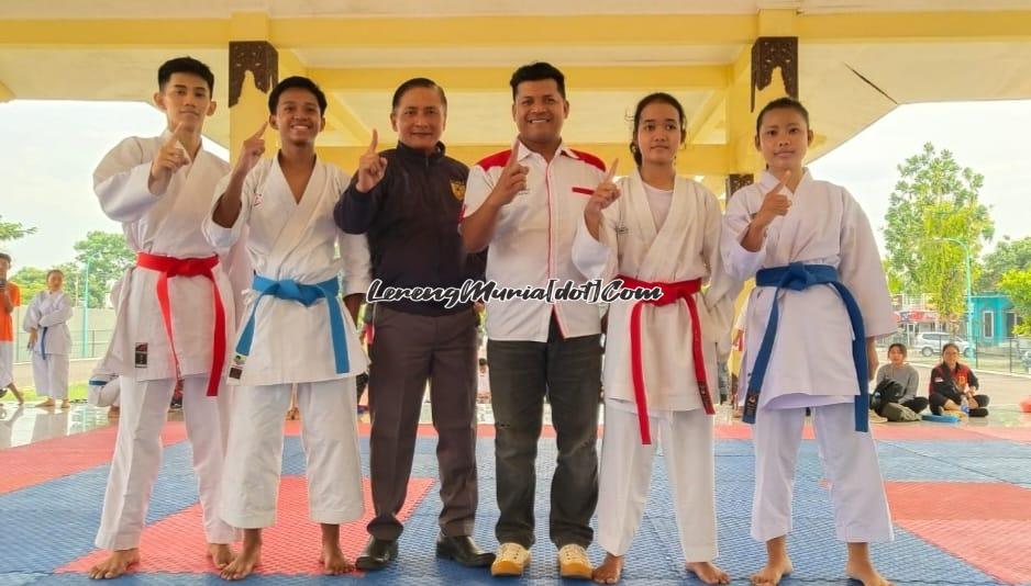 Foto juara O2SN SMA Kabupaten Pati 2023 bersama panitia