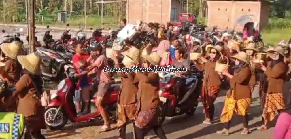 Foto warga pengiring Kirab Budaya kompak berpakaian tradisional Jawa