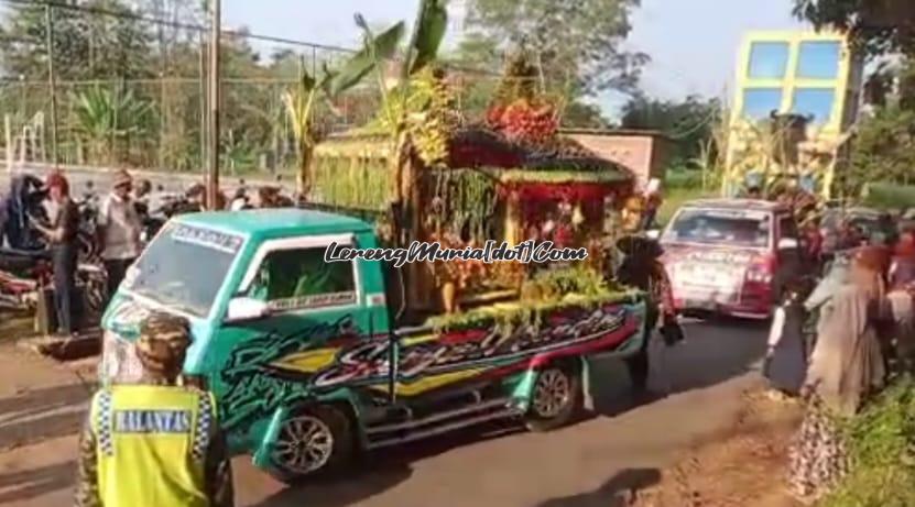 Foto salah satu gunungan berbentuk rumah pendopo