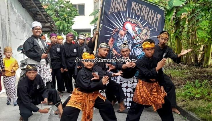 Foto Pj Bupati Pati Henggar Budi Anggoro (baju batik) bersama warga saat Sedekah Bumi di Desa Winong Pati 2023