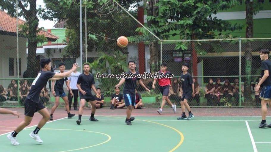 Foto pertandingan basket putra dalam rangka classmeeting SMAN 3 Pati