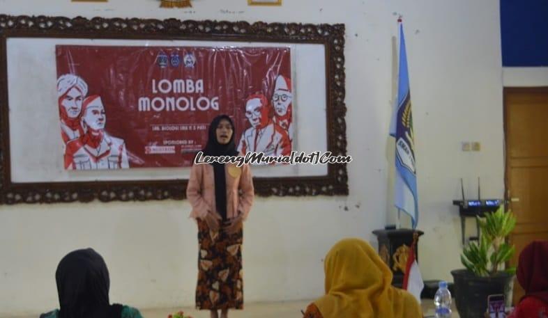 Foto seorang siswi sedang mengikuti lomba monolog