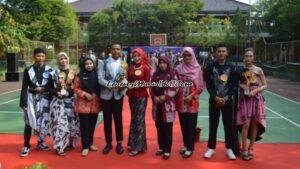 Foto bersama para juara lomba fashion show dengan dewan juri