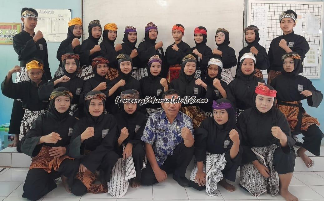 Foto pesilat SH Terate tampil dalam acara Wisuda Purnawiyata SMPN 1 Gembong