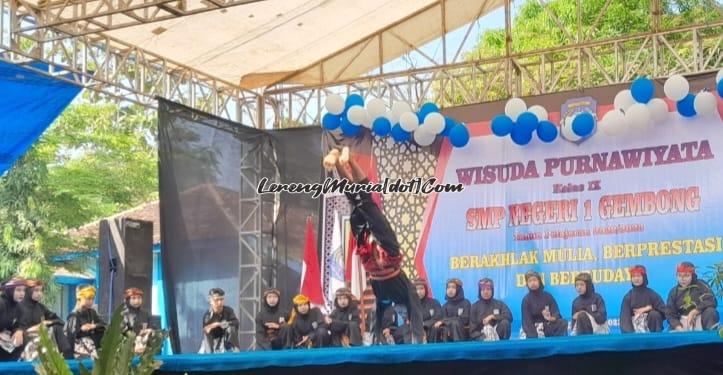 Foto pesilat SH Terate tampil dalam acara Wisuda Purnawiyata SMPN 1 Gembong