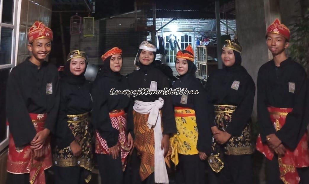 Foto pesilat sebelum tampil seni di Sedekah Bumi