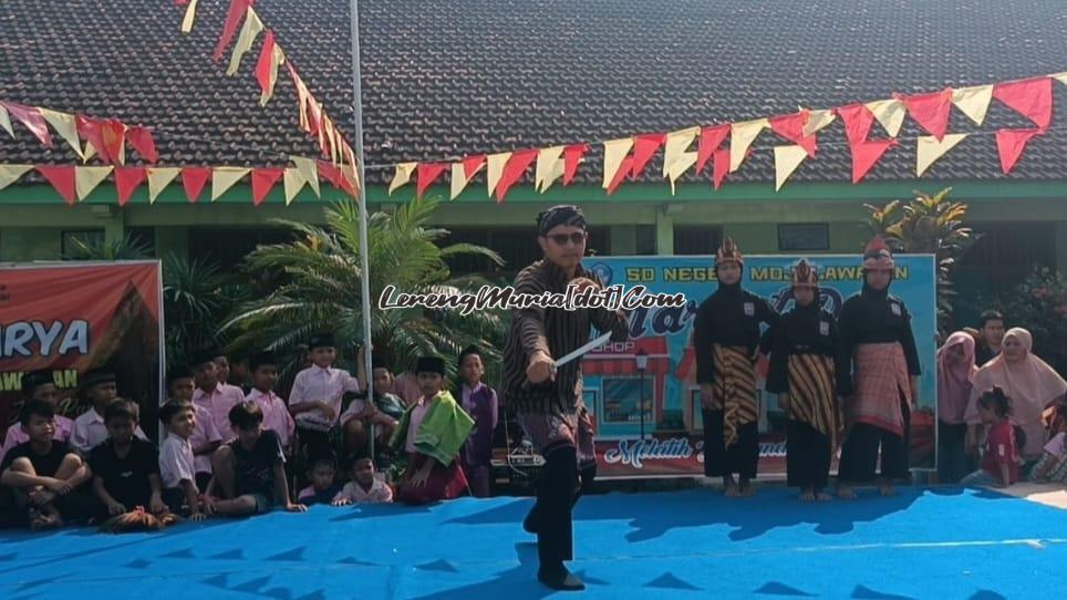 Foto pelatih pencak silat SH Terate Ahmad Sahdun ikut serta tampil seni jurus golok