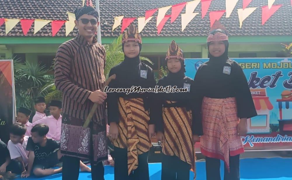 Foto bersama pelatih dan pesilat SH Terate sebelum tampil di pagelaran P5