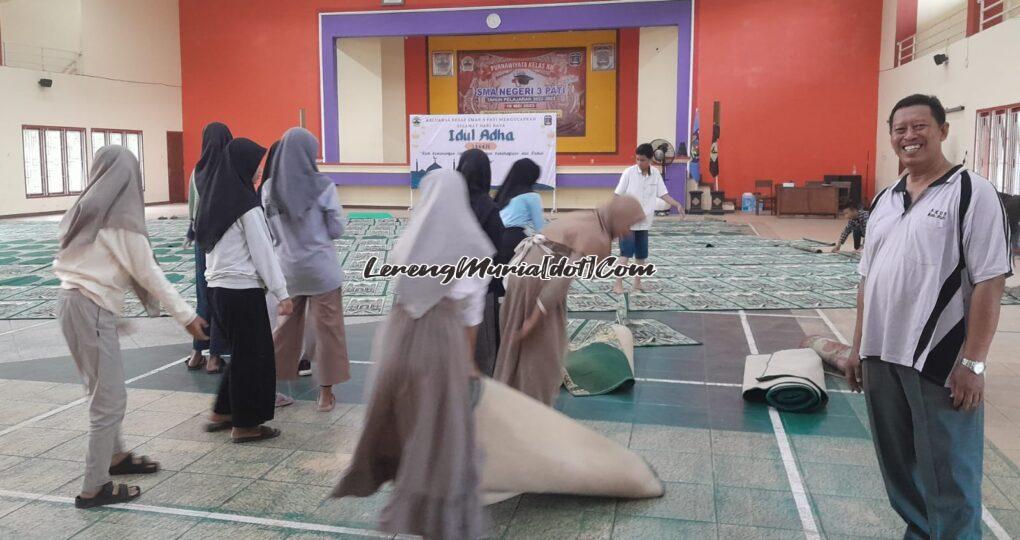 Foto pemasangan karpet  persiapan Malam Takbir dan Sholat Idul Adha 144 H