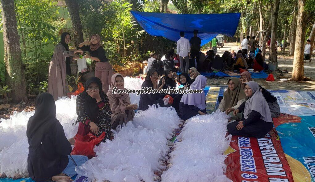 Foto pembungkusan daging kurban oleh siswa SMAN 3 Pati