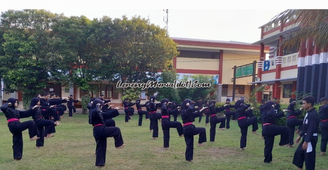 Foto pesilat sedang melakukan gerakan senam dasar SH Terate