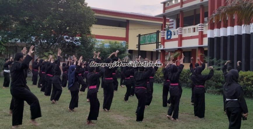 Foto pesilat sedang melalukan pemanasan